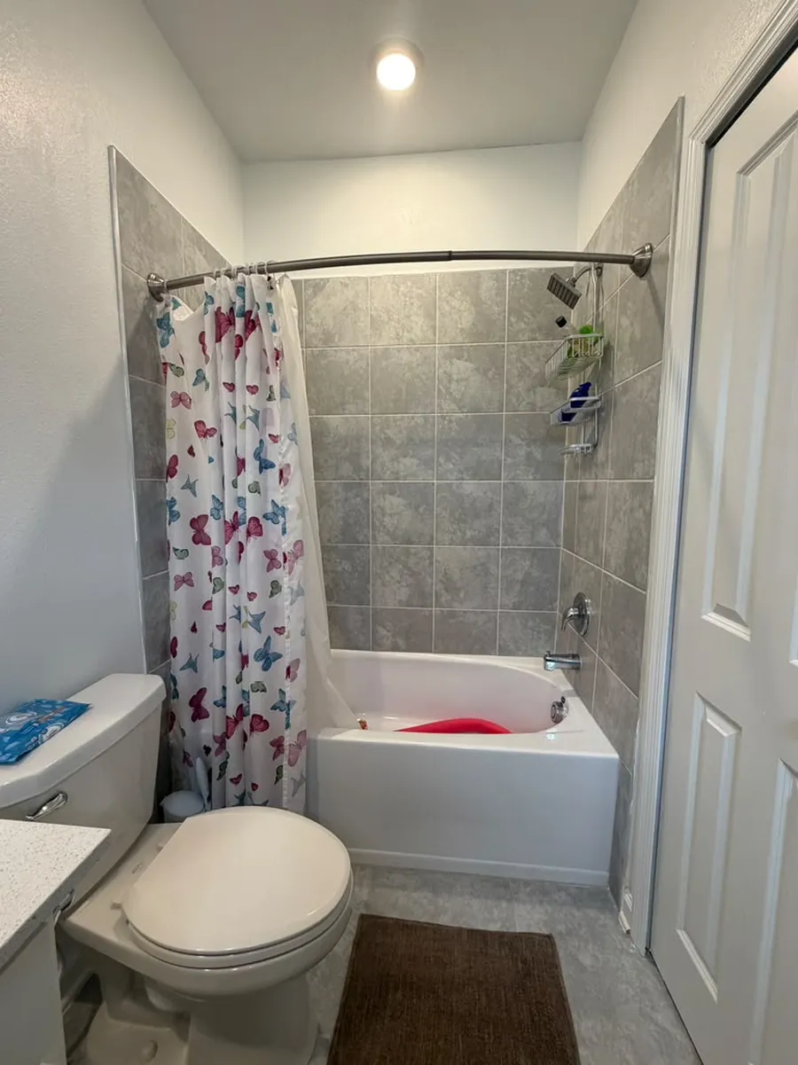 Antes: banheira com cortina em Kissimmee
